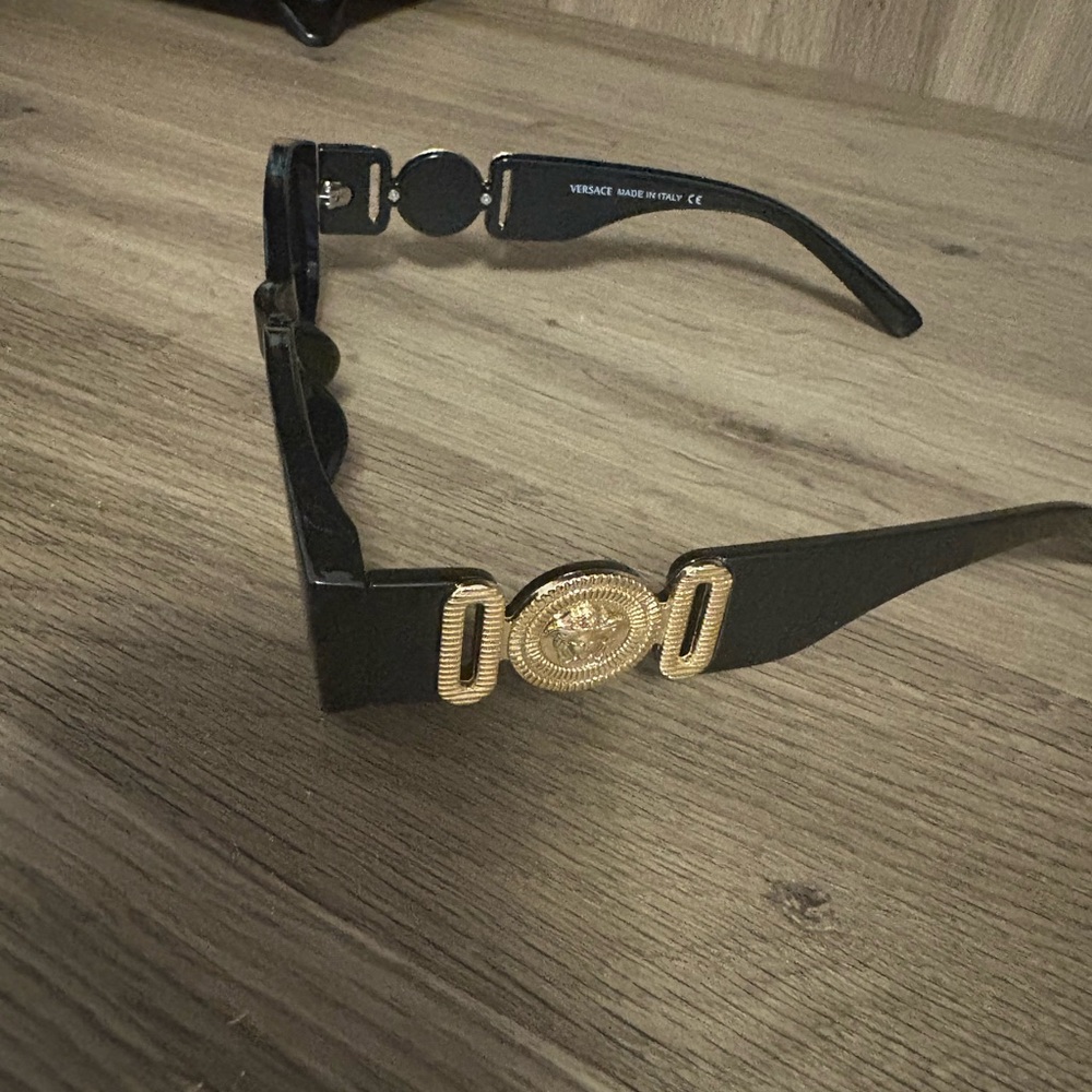 Black Rectangular Sunglasses - Picture 2 of 4